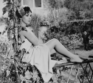 Gina Lollobrigida feet photo thumbnail