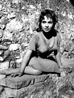 Gina Lollobrigida feet photo thumbnail