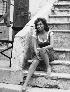 Gina Lollobrigida feet photo thumbnail