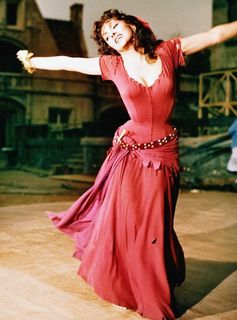 Gina Lollobrigida feet photo thumbnail