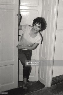 Gina Lollobrigida feet photo thumbnail