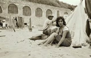 Gina Lollobrigida feet photo thumbnail