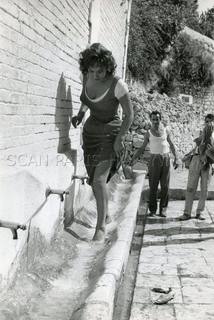 Gina Lollobrigida feet photo thumbnail