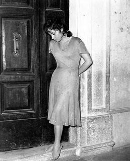 Gina Lollobrigida feet photo thumbnail