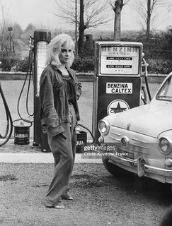 Gina Lollobrigida feet photo thumbnail