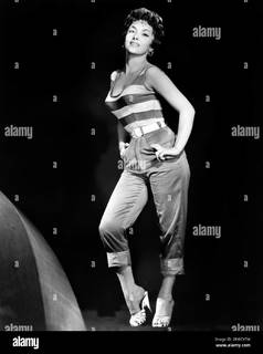 Gina Lollobrigida feet photo thumbnail