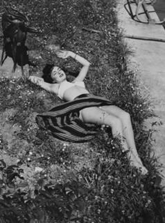 Gina Lollobrigida feet photo thumbnail