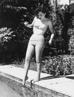 Gina Lollobrigida feet photo thumbnail