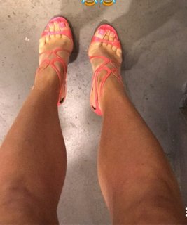 Ginger Zee feet photo thumbnail