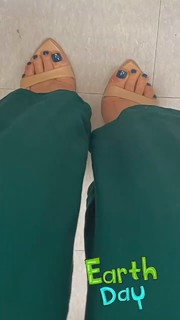 Ginger Zee feet photo thumbnail
