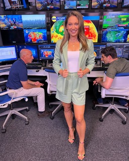 Ginger Zee feet photo thumbnail