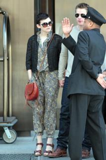 Ginnifer Goodwin feet photo thumbnail