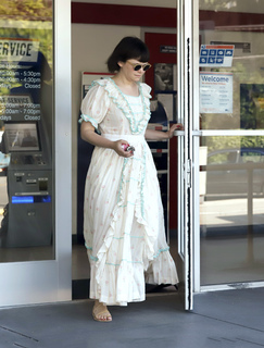 Ginnifer Goodwin feet photo thumbnail
