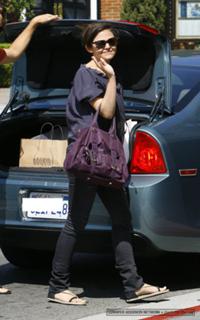 Ginnifer Goodwin feet photo thumbnail