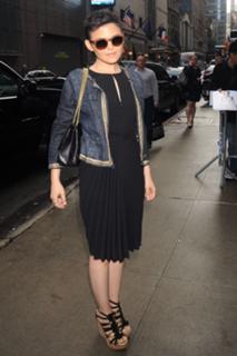 Ginnifer Goodwin feet photo thumbnail