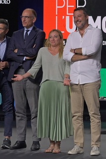 Giorgia Meloni feet photo thumbnail