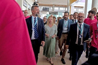Giorgia Meloni feet photo thumbnail
