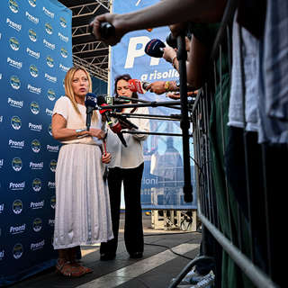 Giorgia Meloni feet photo thumbnail