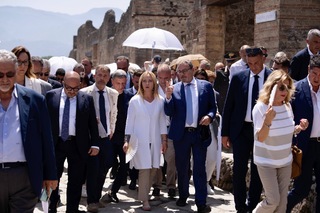 Giorgia Meloni feet photo thumbnail