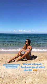 Giorgia Palmas feet photo thumbnail