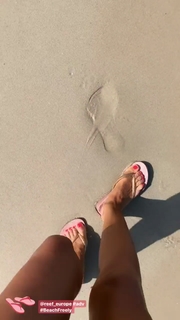 Giorgia Palmas feet photo thumbnail