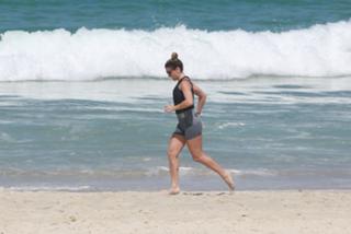 Giovanna Antonelli feet photo thumbnail