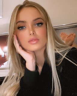 Giovanna Chaves feet photo thumbnail