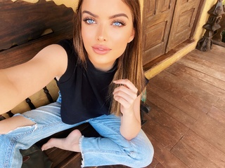 Giovanna Chaves feet photo thumbnail