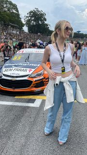 Giovanna Chaves feet photo thumbnail