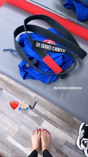 Giovanna Eburneo feet photo thumbnail