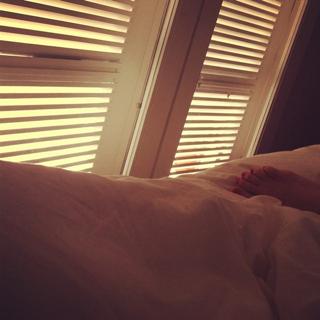 Giovanna Ewbank feet photo thumbnail