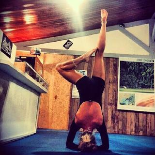 Giovanna Ewbank feet photo thumbnail