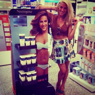 Giovanna Ewbank feet photo thumbnail