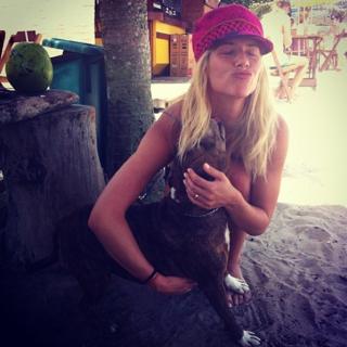 Giovanna Ewbank feet photo thumbnail