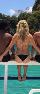 Giovanna Ewbank feet photo thumbnail