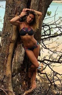 Giovanna Ewbank feet photo thumbnail