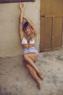 Giovanna Ewbank feet photo thumbnail