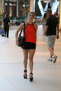 Giovanna Ewbank feet photo thumbnail