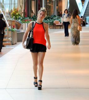 Giovanna Ewbank feet photo thumbnail