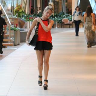 Giovanna Ewbank feet photo thumbnail