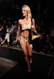 Giovanna Ewbank feet photo thumbnail