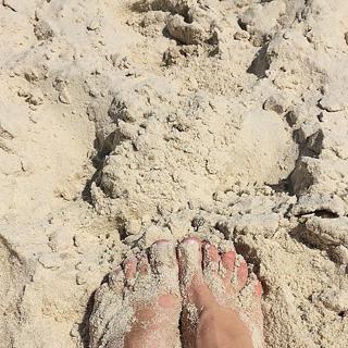 Giovanna Ewbank feet photo thumbnail