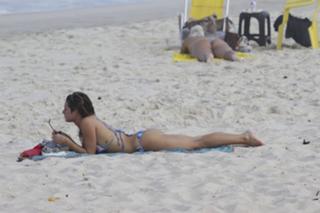 Giovanna Ewbank feet photo thumbnail