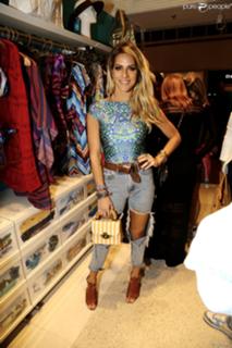 Giovanna Ewbank feet photo thumbnail