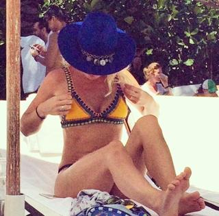 Giovanna Ewbank feet photo thumbnail