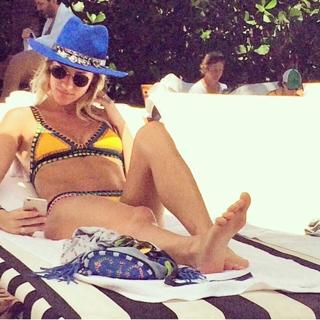 Giovanna Ewbank feet photo thumbnail