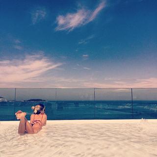 Giovanna Ewbank feet photo thumbnail