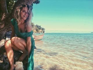 Giovanna Ewbank feet photo thumbnail
