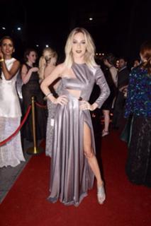 Giovanna Ewbank feet photo thumbnail