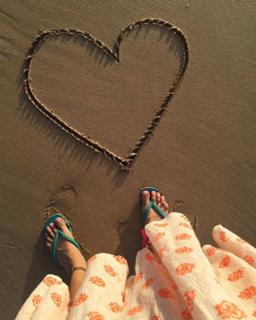 Giovanna Ewbank feet photo thumbnail